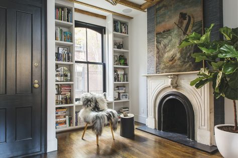 This transitional element like dark stained herringbone floor is found with minimal styling. Elizabeth Roberts, New York Townhouse, Victorian Fireplace, Herringbone Floor, Eclectic Bedroom, Cozy Reading Nook, Architecture Old, A Living Room, Family House