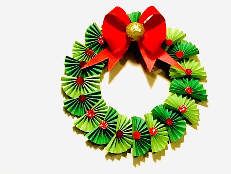 Christmas Crafts and DIYS. Easy Christmas Wreath. #CrazeeCrafts Christmas Decor Wall Hanging, Recycled Decorations Christmas, Recycled Wreaths Ideas, Christmas Decor Ideas School Door, Xmas Wall Decorations Diy, Diy Recycled Christmas Decorations, Christmas Wall Hangings Ideas, Christmas Decoration For Classroom, Recycle Christmas Decorations