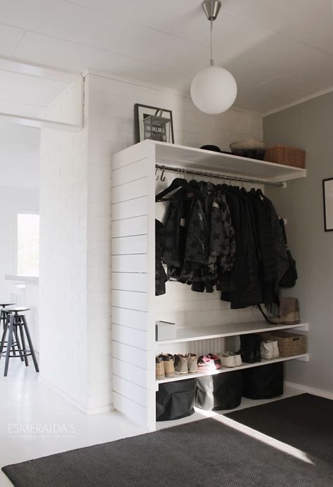 #EntrywayGoals: When Storage Is Tight and There's No Coat Closet In Sight Diy Kast, Diy Storage Projects, Små Rum Lidt Plads, Closet Small Bedroom, Bedroom Closet Storage, Bilik Idaman, Small Bedroom Storage, Coat Storage, No Closet Solutions