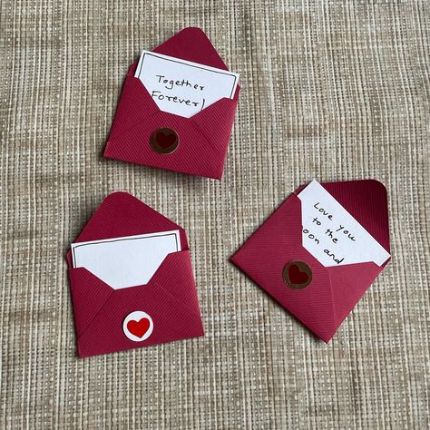 Cute tiny envelope diy Tiny Letters Diy, Mini Paper Envelope Diy, Mini Envelope Tutorial, Tiny Cards Diy, Valentines Day Envelopes Diy, How To Make A Mini Envelope Out Of Paper, How To Make Small Envelopes Out Of Paper, Tiny Envelopes Diy Tutorials, Diy Mini Envelopes Easy