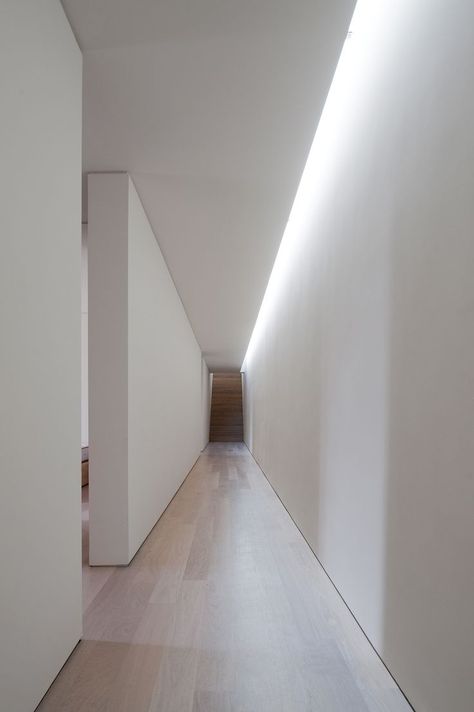 Blitz Design, Corridor Design, Corridor Lighting, Plafond Design, Cove Lighting, Interior Minimalista, Long Hallway, Indirect Lighting, Garage Lighting