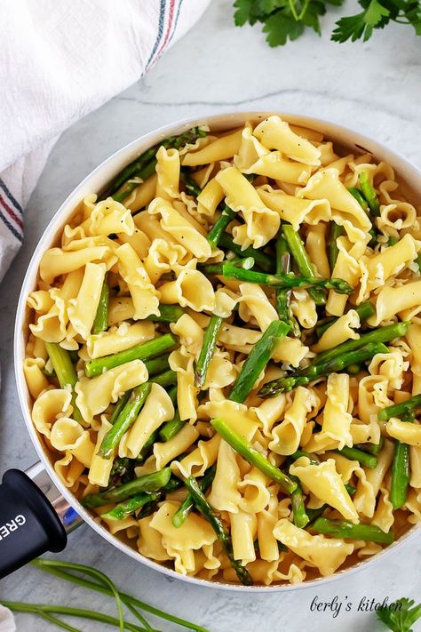 Garlic Olive Oil Pasta, Pasta Asparagus, Asparagus Pasta Recipes, Chicken Scampi Recipe, Pasta Garlic, Garlic Asparagus, Asparagus Garlic, Olive Oil Pasta, Italian Pasta Dishes