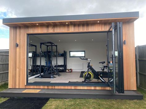 https://www.instagram.com/p/CNlKKAAnHoT/?igshid=1lp3twmzt7uc6 Spa Retreat Ideas, Home Gym Shed, Outdoor Home Gym, Gym Shed, Backyard Gym, Dream Home Gym, House Gym, Home Gym Garage, Workout Room Home