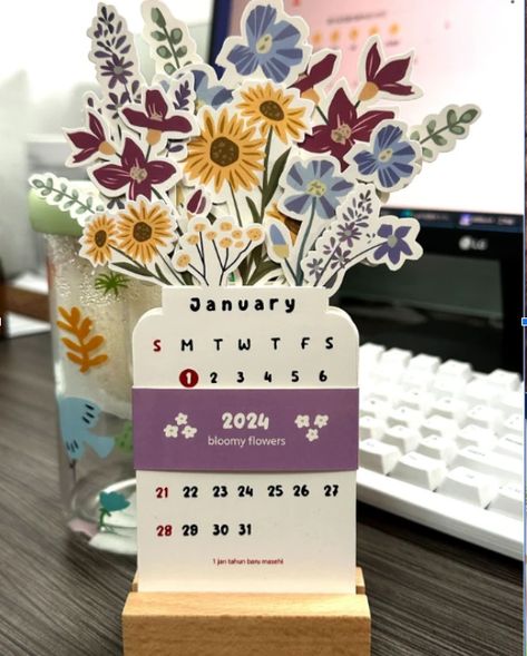 How To Make Calendar Diy, Bloom Calendar, Diy Paper Flower Wall, Crafts For Beginners, Paper Flower Wall Art, Flower Calendar, Calendar Gift, Calendar Craft, Card Making Templates