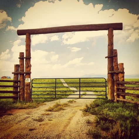 Back road gate Metal Gate Decor Ideas Outdoor, Ranch Gates Entrance Ideas Wood, Farm Entrance Ideas, Gate Entrance Landscaping Ideas, Entry Gates Ideas Driveway Entrance, Farm Gate Ideas, Farm Entrance Ideas Driveways, Log Gate, Ranch Entry Gates