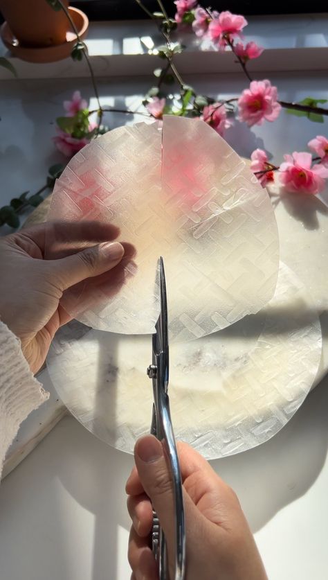 How to Make Rice Paper Flowers Chips — The Kwendy Home Rise Paper Cake Decor, Rice Paper Flowers Cake, How To Make Rice Paper, Rice Paper Flowers Tutorial, Rice Paper Crafts, Rice Paper Flowers, Wafer Flowers, Holiday Deserts, Holiday Desert