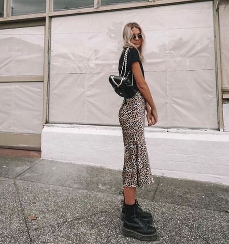 The Best Ways To Wear Dr Martens This Summer - Society19 UK Summer Doc Martens Outfit, Martens Outfit, Bekväma Outfits, Doc Martens Outfit, Silk Midi Skirt, Midi Skirt Outfit, Fashion Festival, Mode Casual, Stil Inspiration