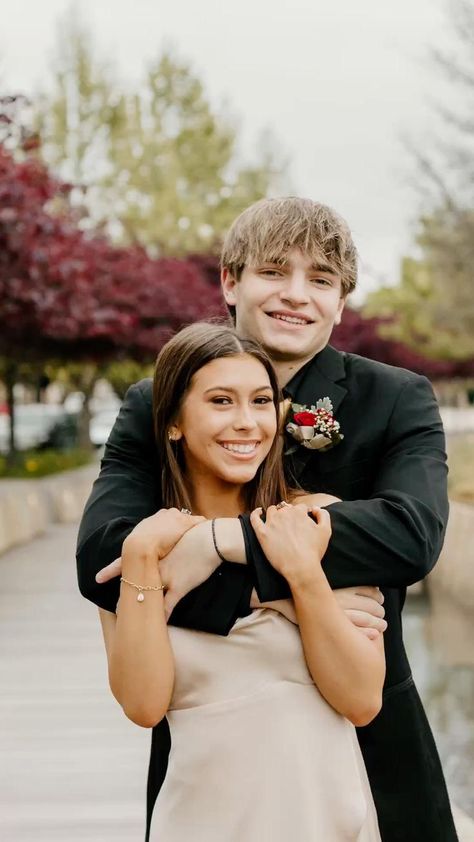 Prom Couple Poses, Prom Picture Poses For Couples, Couples Homecoming Pictures, Prom Couple Pictures, Couple Prom Pictures, Poses Prom, Prom Photography Poses, Couple Prom, Funny Prom