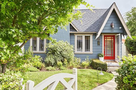 blue-house-bright-red-door-5927664a Red Door House, Exterior Color Combinations, Gray House Exterior, White Exterior Houses, Green Shutters, Yabu Pushelberg, Exterior House Paint Color Combinations, Pintura Exterior, Exterior Color Schemes