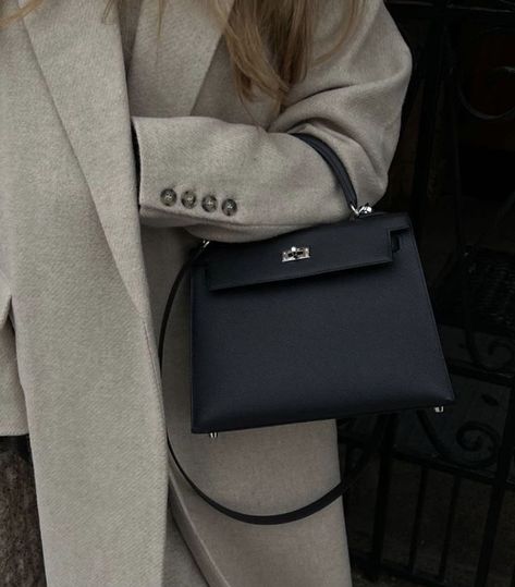 My fave season is whenever I can wear a coat! 🍨 Winter Purses, Hermes Kelly 25, Kelly 25, Shoulder Purses, Hermes Kelly Bag, Designer Purses, Black Handbag, Kelly Bag, Classy Aesthetic