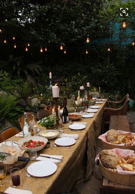 Family style dining at a wedding Dinner In The Garden, Backyard Dinner Party, Backyard Wedding Decorations, Italian Dinner Party, Decoration Evenementielle, Wedding Backyard Reception, Outdoor Dinner Parties, Dinner Party Table, Outdoor Dinner