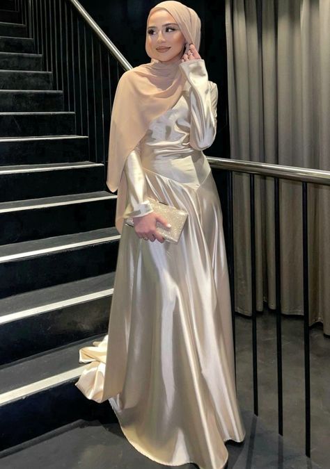 Ig: danazakoulouta Hijabi Prom Dress, Graduation Dress Hijab, Hijab Prom Dress, Muslim Prom Dress, Hijabi Dresses, Farewell Dresses, Mehandi Henna, Modest Outfits Muslim, Army Art