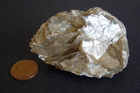 My master guide to annotated pictures to help you identify minerals: typical examples of rock-forming, accessory, and rare or notable minerals. Rock Identification Pictures, Raw Gemstones Rocks, Rock Identification, Rock Tumbling, Rocks And Fossils, Rock Types, Geology Rocks, Silicate Minerals, Metamorphic Rocks