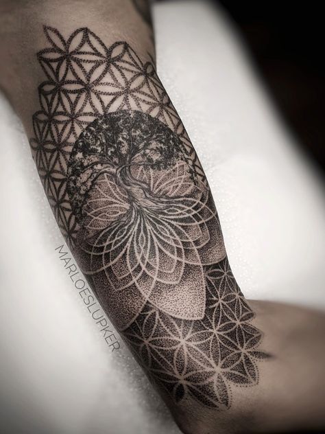 Tattoo Avant Bras, Geometric Tattoo Sleeve Designs, Geometric Tree, Flower Of Life Tattoo, Mushroom Tattoo, Geometric Mandala Tattoo, Geometric Sleeve Tattoo, Life Flower, Sacred Geometry Tattoo