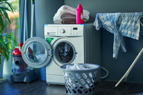 When it comes to tough stains and trying to eliminate odors from clothes, laundry day can be challenging. Even so, neither of these problems have to cause a headache. With products like white vinegar in your corner, you will be able to lift the most stubborn of marks and smells without having to depend solely on bleach or other products that can, unfortunately, damage clothes. #marthstewart #cleaningtips #cleaning #decluttering #homecleaningtips Stinky Washing Machine, Delicate Clothes, Fabric Conditioner, Cleaning Companies, Laundry Service, Kinds Of Fabric, Doing Laundry, Laundry Hacks, Laundry Detergent