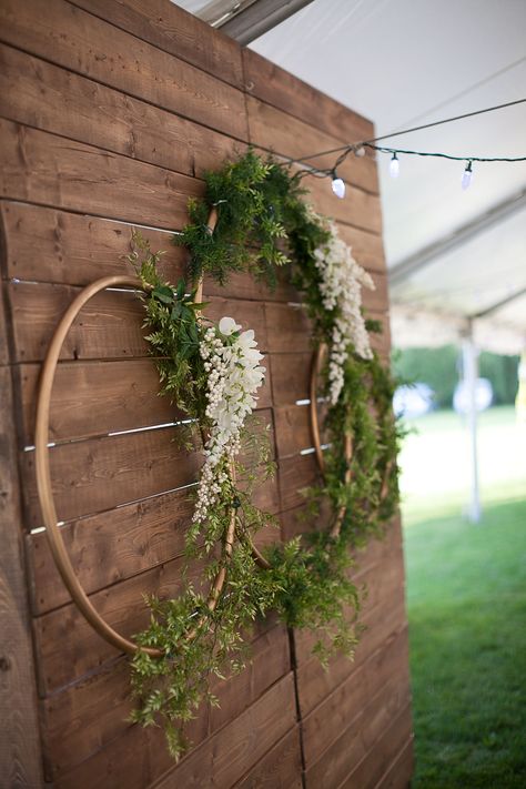 Natural Backdrop Ideas, Neutral Wedding Photo Backdrop, Wooden Wall Photo Backdrop, Wooden Backdrop With Greenery, Wooden Pallet Backdrop Wedding, Diy Wedding Backdrop Cheap Indoor, Wood Wall Photo Backdrop, Rustic Backdrops For Weddings, Wooden Photo Props