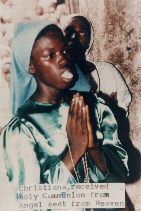 Visions of Jesus Christ.com - Eucharistic Miracle of Aokpe, Nigeria - Photo is Christiana Agbo on August 4th, 1994 receiving Holy Communion on her tongue from an angel sent from Heaven. Eucharistic Miracle, Miracle Stories, Catholic Beliefs, Religious Photos, Godly Life, Mary Statue, Christian Artwork, Divine Mother, Prayers For Healing