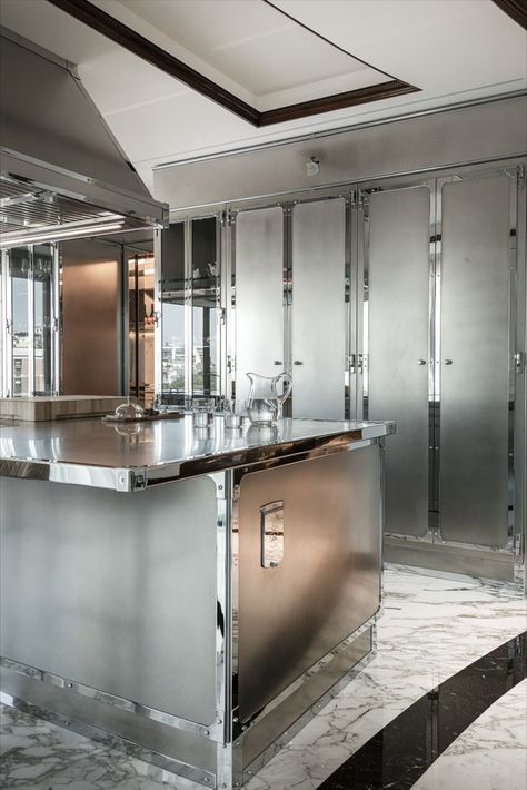 Steel kitchen with central island Kitchen Cooking Island, Stainless Steel Kitchen Design, Chefs Kitchen Design, Island Kitchen Design, Metal Kitchen Island, Officine Gullo, Stainless Steel Kitchen Island, Stainless Steel Kitchen Cabinets, Milan Apartment