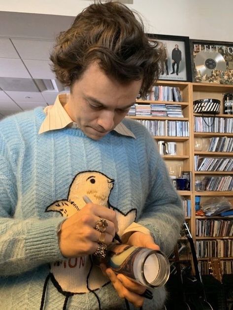 harry styles, tiny desk concert (may 23) Tiny Desks, We'll Be Alright, Haikou, Harry Styles Wallpaper, Harry Styles Pictures, Harry Styles Photos, Mr Style, Harry Edward Styles, Edward Styles