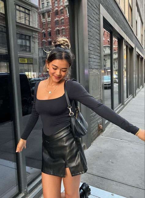 Leather Skirt Outfit Summer, Summer Rainy Day Outfit, All Black Outfit Ideas, Nyc Summer Outfits, Nyc Outfits Summer, Black Outfit Ideas, Summer In Nyc, Bar Outfits, Nyc Outfits