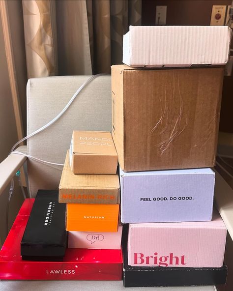 Time for a pr/gifts unboxing video! Literally wouldn't be able to imagine this 7 months ago when I started taking becoming an influencer seriously. All of this from cold dms & emails + a couple inbounds 🥰 Before I leave this earth, I'm truly determined to do a collab + pr from my dream brands. So far, I'm at 55+ packages since November 🥹🧚🏾‍♀️ I'm so excited to try some of these new launches! What should I review first? 💝 @byamicole @mangopeoplecosmetics @thefaceshopus @dr.idriss @saieb... Pr Packages Aesthetic Boxes, Luxury Pr Package, Pr Boxes Packaging, Influencer Pr Package, Lana Bedroom, Pr Packages Aesthetic, Fame Manifestation, Pr Aesthetic, Pr Haul