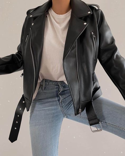 21fe5b8ba755eeaece7a450849876228desc45130140ri Svarta Outfits, Populaire Outfits, Leather Jacket Outfits, Outfit Jeans, Ținută Casual, Mode Inspo, Looks Chic, 가을 패션, Mode Streetwear