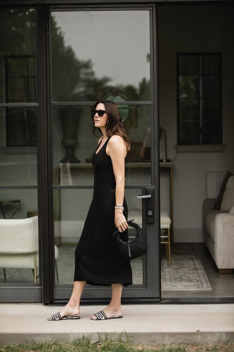 https://thegraydetails.com/ways-to-wear-a-black-sleeveless-knit-dress/ Black Dress Outfit Party, Knitted Dress Outfit, Outfit Outer, Black Dress Outfit, Party Dress Inspiration, Dresses Dinner, White Party Outfit, Knit Summer Dress, Sweater Dress Outfit