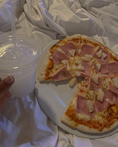 #pizzaaesthetic #aesthetic #foodporn #tumblr Hawaiian Pizza Aesthetic, Pizza Aesthetic, Perfect Date, Hawaiian Pizza, Bon Appetit, Pizza, Tumblr, Photography