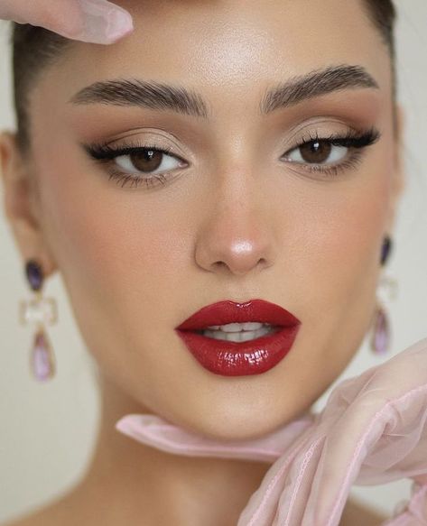 Makeup Bibir, Bridal Makeup Red Lips, Red Lipstick Makeup Looks, Fall Wedding Makeup, Red Lips Makeup Look, Maquillage On Fleek, Elegantes Makeup, Classy Makeup, Red Lipstick Makeup