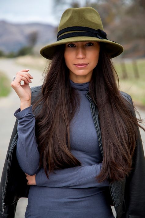 how to wear fedora hat - Stylishlyme Fedora Hat And Dress Outfit, How To Wear Fedora Hat For Women, Hats For Older Women Over 50, Felt Fedora Outfit, Women’s Hats, How To Wear A Fedora Women, Fedora Outfits Women, Feminine Hats, Outfits With Fedora Hats