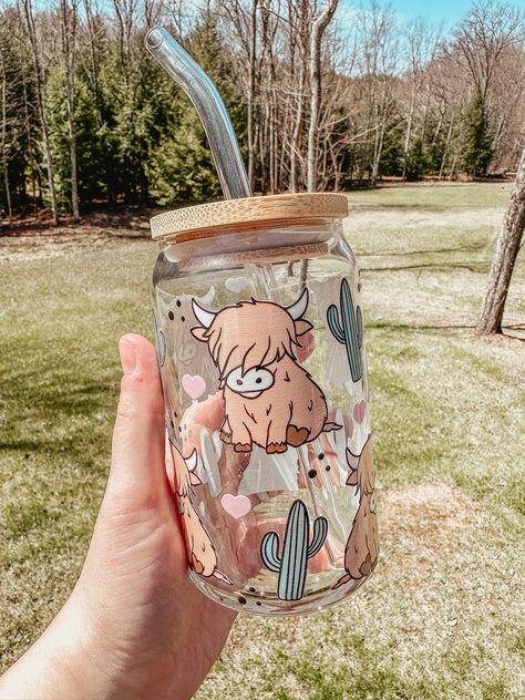 This highland cow glass tumbler is perfect for iced coffee or your favorite cold drink. High quality permanent uv is used for this design on the 16 oz glass beer can style cup. You can order the glass by itself, or you can add on the bamboo lid and a reusable glass straw. To order: 1. Select Item Options: -Glass only -Glass w/ Lid & Straw 2. Select quantity! All glasses and bamboo lids are HAND WASH ONLY! If you have any questions or customization ideas, please message me! Due to the customizati Sticker Cup Design, Drinking Tumbler Ideas, Cute Ice Coffee Cups, Cute Aesthetic Water Bottles, Cute Glass Bottles, Bamboo Glass Design, Cute Cup Designs Ideas, Can Cup Design, Tumbler Cup Design Ideas