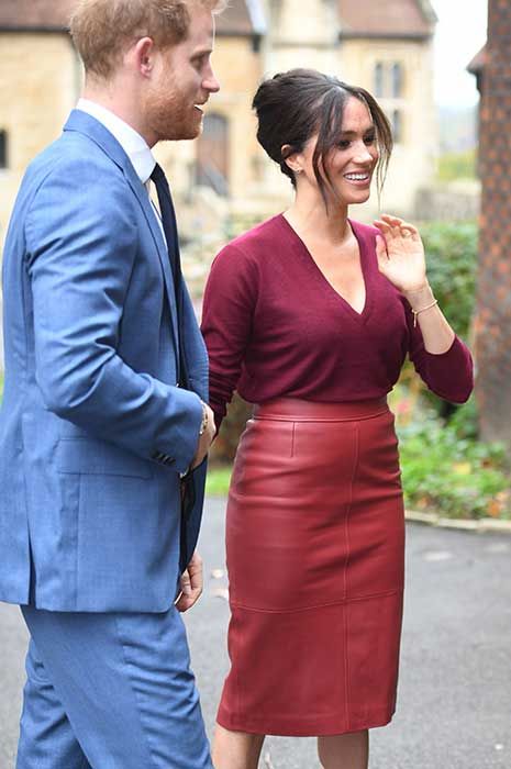 Prince Harry makes surprise appearance by Meghan Markle's side at Windsor roundtable - best photos - Photo 2 Red Leather Pencil Skirt, Estilo Meghan Markle, Harry Outfits, Red Leather Skirt, Wallis Simpson, Prinz Harry, Meghan Markle Style, Color Season, Royal Look