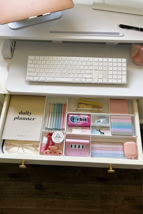 Matching aesthetic office supplies amazon desk drawer organization Desk With Organizer, Cubicle Drawer Organization, Staying Organized Aesthetic, Organised Desk Drawer, Organization Asethic, Neat Desk Aesthetic, Desk Organization Ideas Drawers, Desk Organization Inside, Office Drawers Organization Ideas