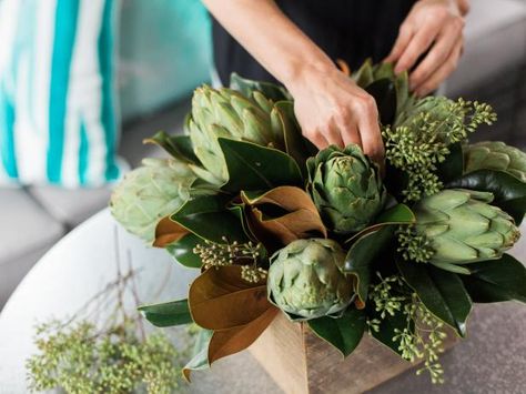 Magnolia Centerpiece, Arranging Flowers, Kitchen Table Centerpiece, Christmas Flower Arrangements, Diy Arrangements, Seeded Eucalyptus, Magnolia Leaves, Deco Floral, Table Arrangements