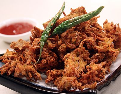 Kanda bhajiya with a cup of tea. Indeed, a perfect combination during rains. #foodmorning Onion Pakoda Recipe, Bhajiya Recipe, Kanda Bhaji, Onion Bhaji Recipes, Onion Pakoda, Pakoda Recipe, Onion Bhaji, Indian Veg Recipes, Sanjeev Kapoor