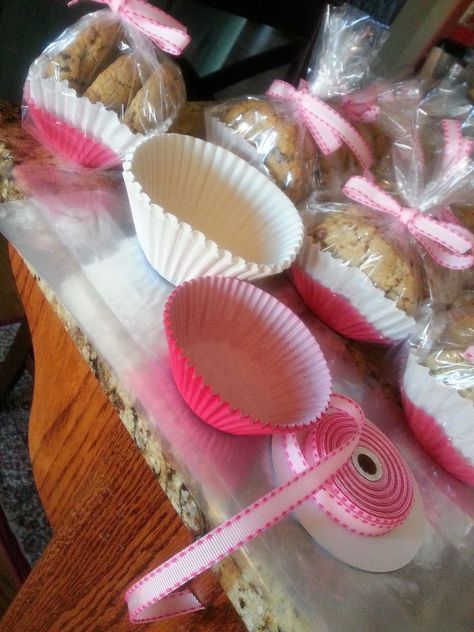 Cute packaging done with layered muffin cup liners and cellophane, all tied up with a ribbon. How To Package Cookies For Sale, Large Cookies For Bake Sale, Holiday Bake Sale Ideas, Packaging For Bake Sale, Packaging For Cookies, Package Cookies, Bake Sale Ideas, Packaging Cookies, Bake Sale Treats