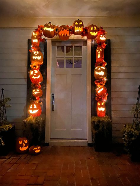 Front Door Pumpkin Arch, Pumpkins On A Fence, Halloween Pumpkin Arch Front Porch, Halloween Arch Decorations, Pumpkin Entryway Arch, Pumpkin Doorway Arch, Diy Pumpkin Garland Outdoor, Plastic Pumpkin Arch Diy, Outdoor Pumpkin Arch