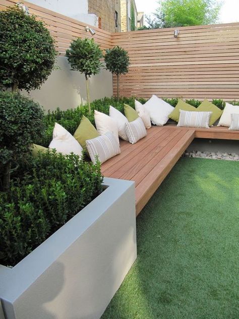 Picture of a modern garden with a green lawn, a raised garden bed with shrubs and trees, a built in bench with some pillows Balcony Herb Gardens, Colorful Outdoor Furniture, Home Design Diy, Modern Landscape Design, Modern Garden Design, Fence Landscaping, Pergola Patio, Built In Bench, Green Lawn