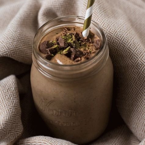 Re-energize with a creamy and decadent Chocolate Matcha Smoothie. Full of good, real food but tastes like dessert. Vegan and refined sugar free Matcha Green Tea Smoothie, Green Tea Smoothie, Smoothie Fruit, Matcha Smoothie, Coconut Smoothie, Smoothie Prep, Strawberry Banana Smoothie, Healthy Breakfast Smoothies, Pineapple Smoothie