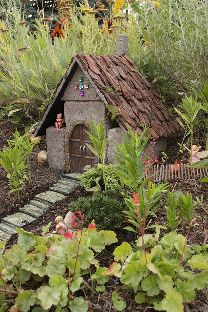 Modern Gardening, Fairy Garden Designs, Faeries Gardens, Mini Fairy Garden, Gnome House, Fairy Garden Houses, Cinder Block, Diy Fairy, Fairy Doors