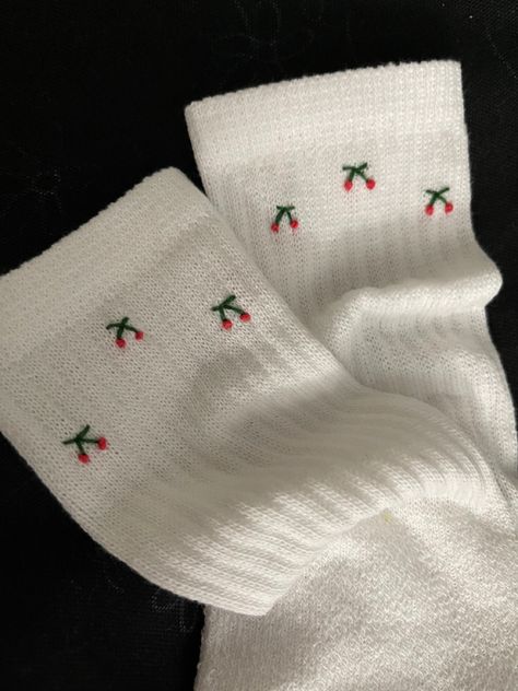 Easy Aesthetic Embroidery Ideas, Embrodery Socks, Cute Simple Embroidery Designs, Subtle Embroidery On Clothes, Embroidery Socks Ideas, Simple Embroidery On Clothes, Cute Easy Embroidery Ideas, Small Things To Embroider, Hand Embroidered Socks