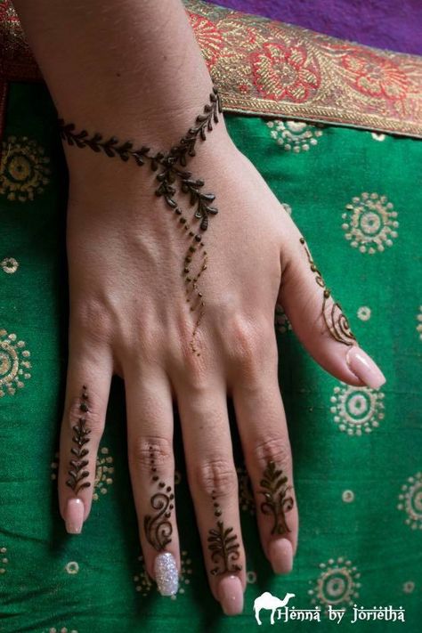 Henna Bracelet, Bracelet Henna, Mendhi Tattoo, Cool Henna, Cultural Museum, Mehndi Ideas, Beginner Henna, Henna Inspiration, Henna Inspo