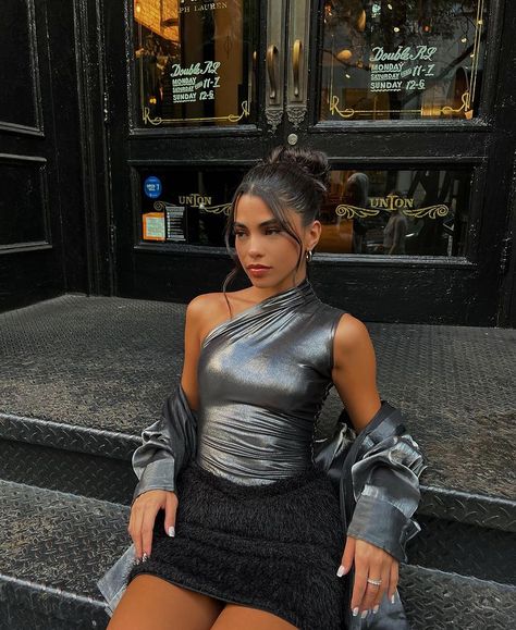 Metallic Outfit Ideas Concert, Saturno Outfit Ideas, Nye Outfit Ideas Baddie, Drake 2023, Metallic Top Outfit, Metallic Outfit Ideas, Y2k Aesthetic Instagram, The Weeknd Concert Outfit, Metallic Corset