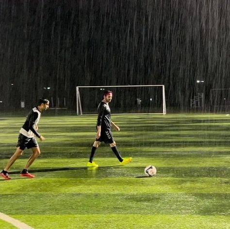 Playing Football Aesthetic, Soccer Photography Poses, Football Aesthetic, Soccer Photography, Kartik Aaryan, Football Pitch, Playing Football, Football Training, Football Match