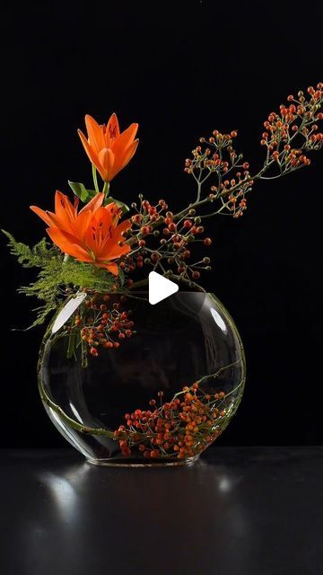 extreme on Instagram: "Excellent artwork with natural flowers   #flowerarrangement #flowers #love #makeupartist #homedecor #decor ##giftideas #girls #makeuptutorial" Table Top Flower Arrangements, Flower Bouquet In Vase, Flower Ikebana, Christmas Floral Arrangements Diy, Floral Vase Arrangements, Luxury Flower Arrangement, Fall Floral Centerpieces, Fold Towels, Contemporary Flower Arrangements