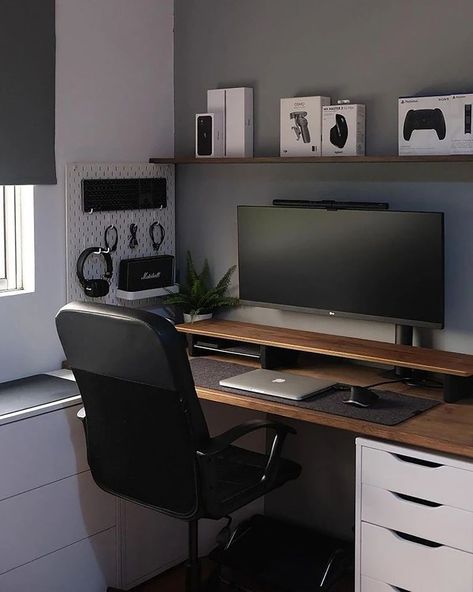 30 Best Modern Desk Setup Ideas You Should Check Studio In Casa, Minimal Desk Setup, Modern Home Offices, Computer Desk Setup, Home Studio Setup, Desktop Setup, Desk Inspiration, Bedroom Setup, Office Workspace