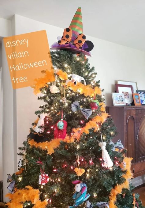 DIY Disney Villain Halloween Tree Ideas that kids can make! Disney Villain Halloween, Small Beanie, Halloween Lawn, Star Wars Villains, Easy Diy Costumes, Painting The Roses Red, Disney Halloween Costumes, Disney Villain, Diy Disney