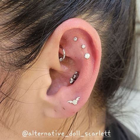 Triple Flat Piercing, Flat Piercing Ideas, Ear Constellation, Constellation Piercing, Constellation Piercings, Unique Ear Piercings, Flat Piercing, Piercing Ideas, Ear Piercing