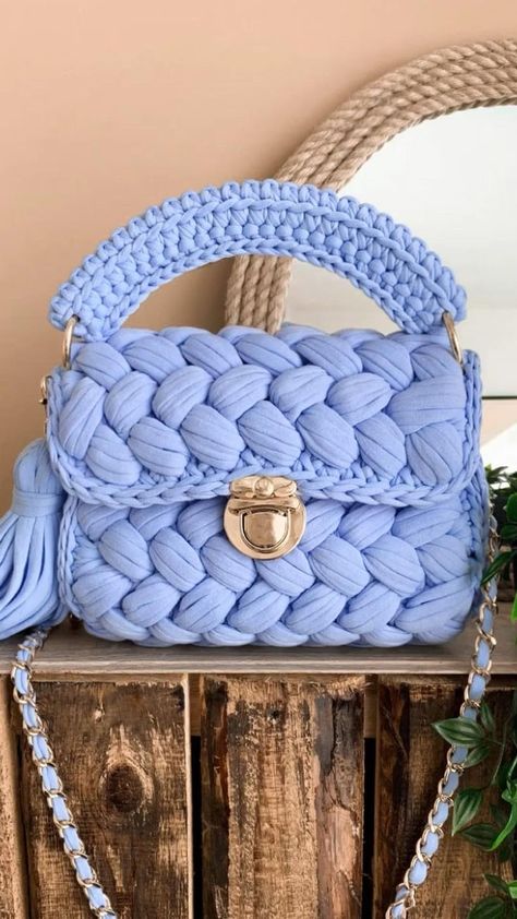 Crochet Fancy Purse Patterns Designs Free https://www.youtube.com/watch?v=47agCd9SA14 Crochet Purse Pattern Free, Crochet Shoulder Bags, Crochet Bag Tutorials, Bag Pattern Free, Crochet Clutch, Crochet Handbags Patterns, Crochet Simple, Handbag Pattern, Crochet Purse Patterns