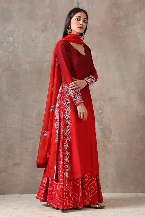 Simple Indian Suits, Simple Fashion Outfits, Red Kurta, Diwali Outfits, Girls Attire, Kurta Set For Women, Dress Design Patterns, New Address, Indian Bridal Fashion